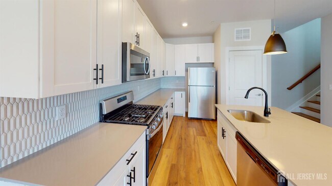 Building Photo - 911 Fernandez Ct