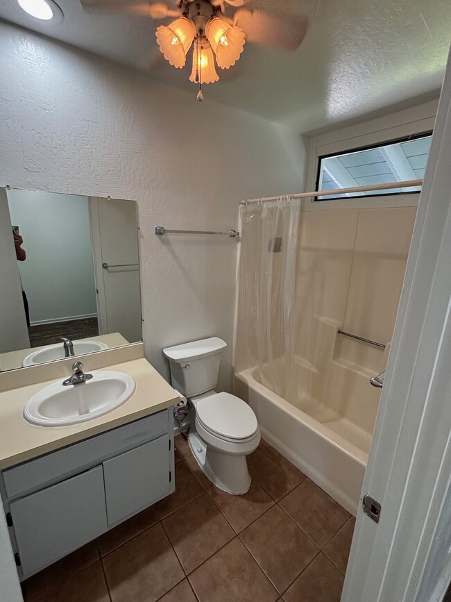 Bathroom - 76-6221 Lehua Rd