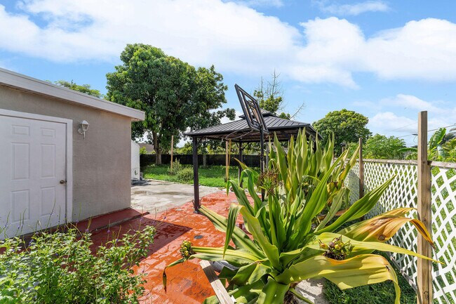 Building Photo - 480 SW Lakehurst Dr