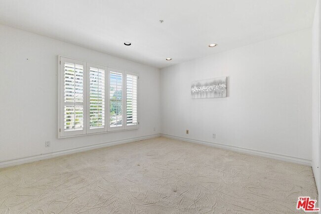 Building Photo - 6003 County Oak Rd