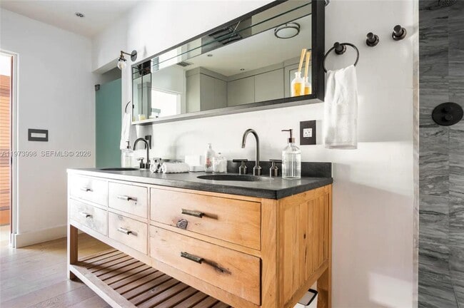 Building Photo - 524 Oleander Dr