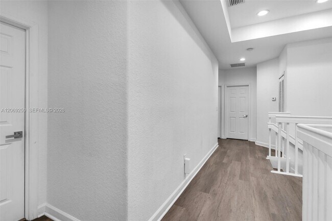 Building Photo - 2583 SE 13th Ct
