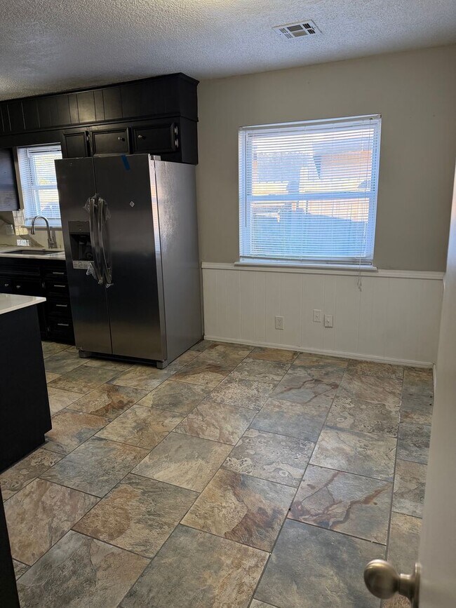 Building Photo - Fully remodeled 3 bed/2 bath home located in prime location just minutes from shopping, dining an...