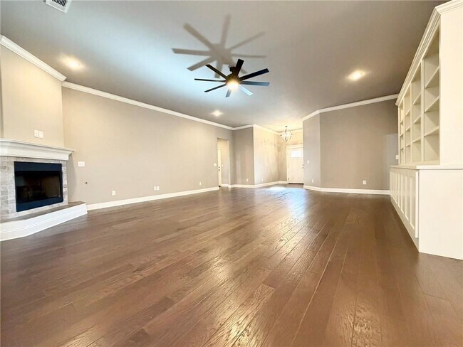 Building Photo - 1309 W Gum St