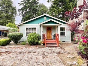 Building Photo - Haller Lake Home