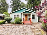 Building Photo - Haller Lake Home