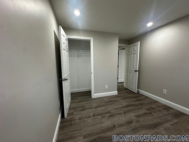 Building Photo - 25 Kenmar Dr