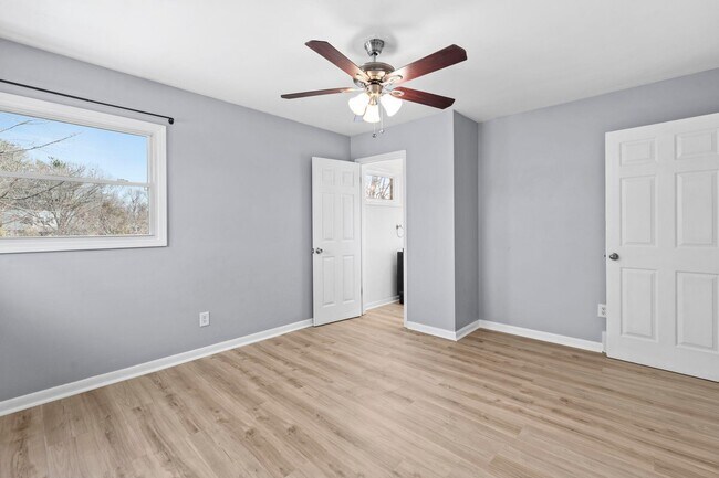 Building Photo - 562 Lone Oak Dr