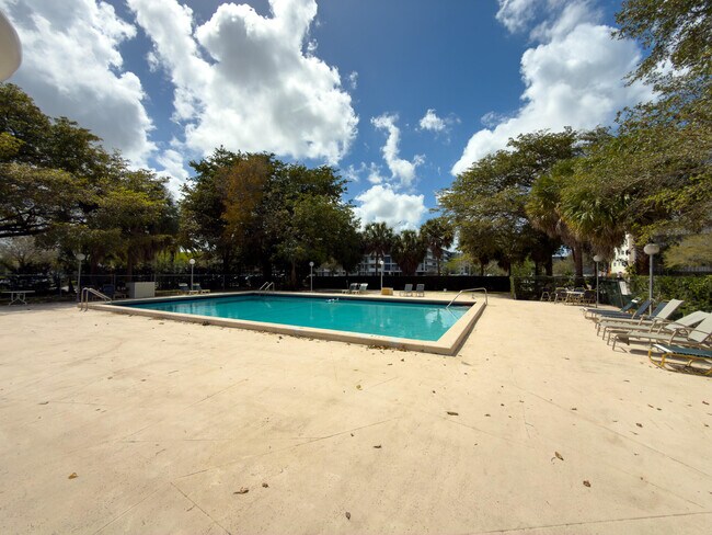 Building Photo - 919 Hillcrest Dr