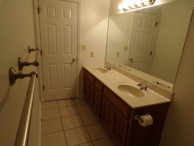 Building Photo - Nice 3 Bedroom 2 Bathroom House In South C...