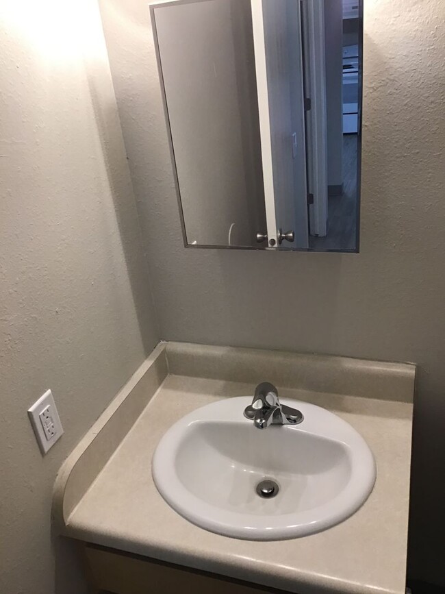 Building Photo - Spacious 2 Bedroom in Downtown Omaha