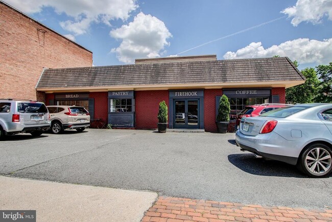 Building Photo - 906 S Washington St