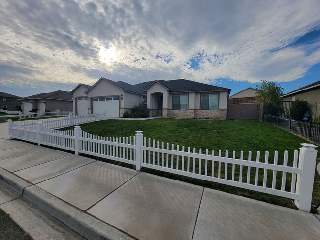 Building Photo - Stylish Single-Level Home in Pasco with Fi...