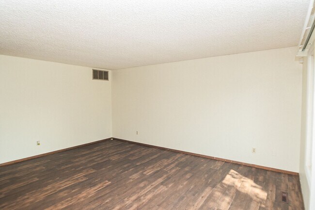 Building Photo - 702-708 E. 72nd