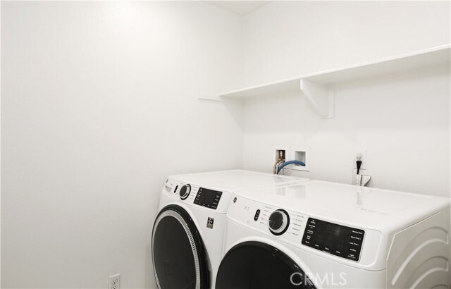 Building Photo - 148 Spectacle