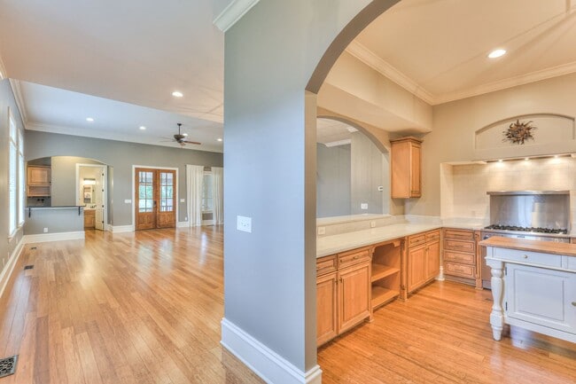 Building Photo - Stunning Executive Townhome in the Heart o...