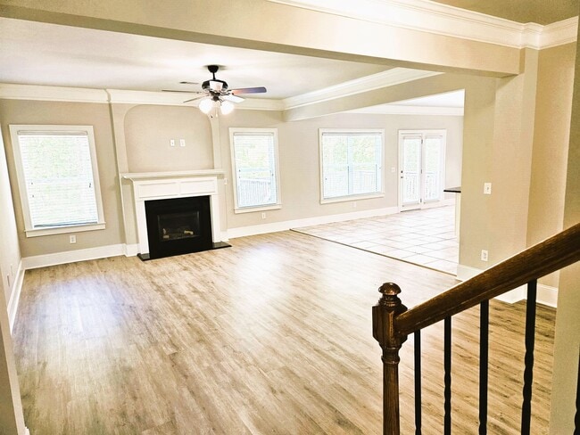 Building Photo - 5 Bedroom / 4 Bath Single Family Home