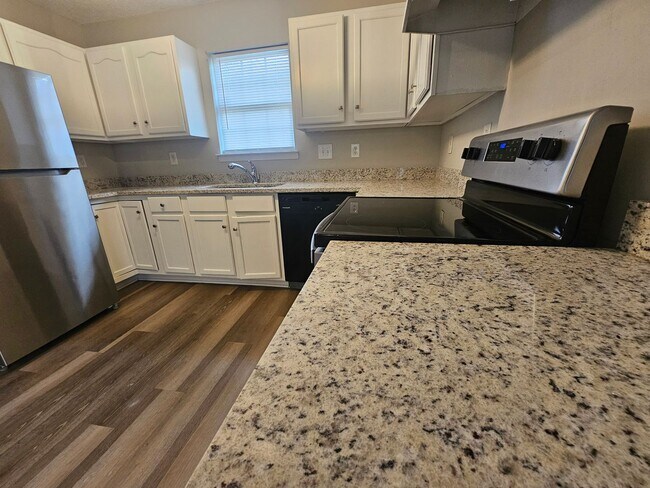 Building Photo - Remodeled Ranch Home Minutes from Uptown Charlotte