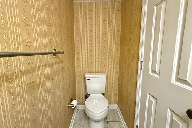 Building Photo - AVAILABLE NOW! (No Pets Preferred)