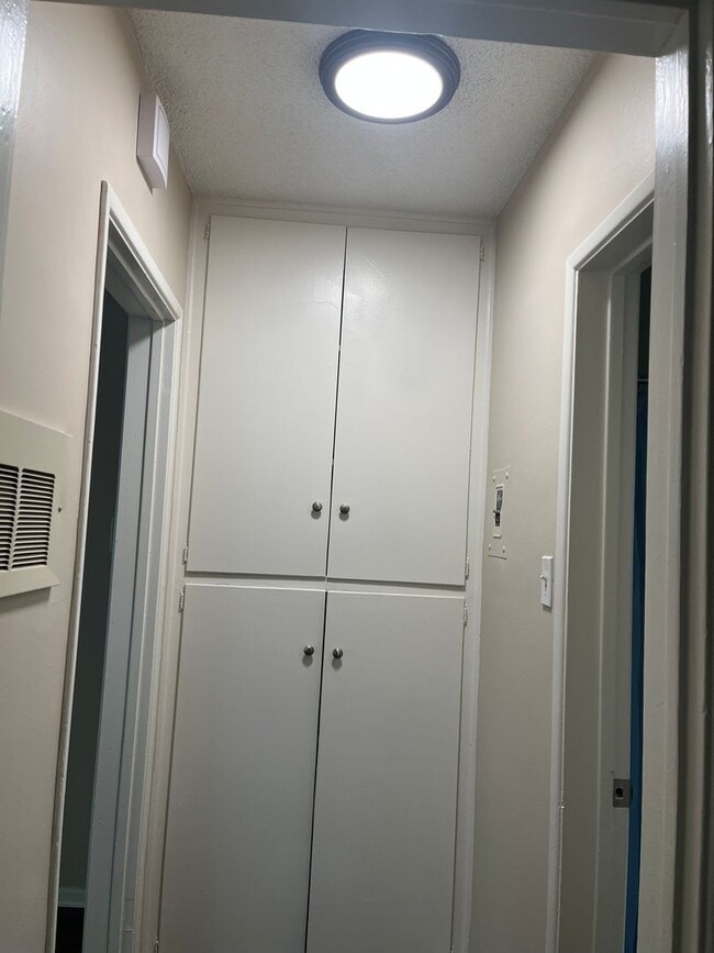 Building Photo - Ocean Blvd. 1 bedroom Condo