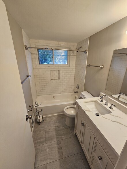 Building Photo - 12914 Ardennes Ave