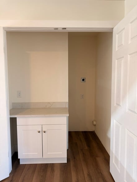 Building Photo - 140 Village Dr