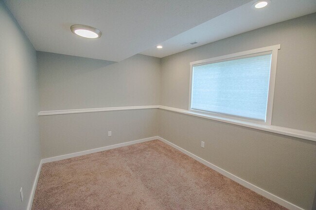 Building Photo - Gorgeous 4br home on nice lot with no backyard neighbors!