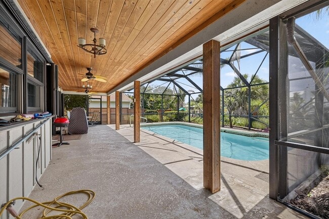 Building Photo - 1362 SW Knollwood Dr