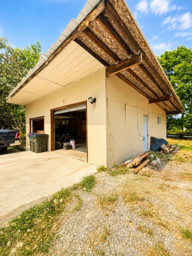 Building Photo - 6647 Alderson Ln