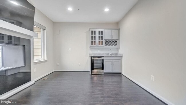 Building Photo - 513 Riversail Ln