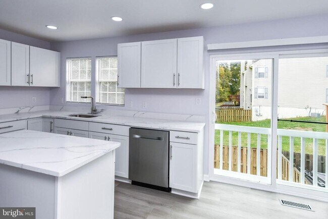 Building Photo - 915 Westlake Dr