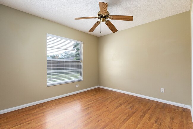 Building Photo - SUPER LOCATION FOR THIS 3/2 w 2 car garage home!!