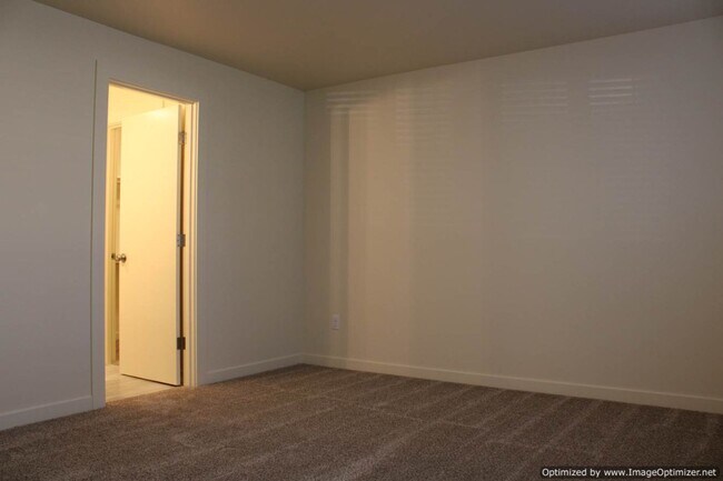 Building Photo - Bright Updated -2 bedroom 2 bath Duplex