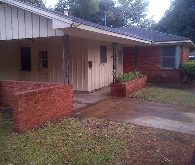 Building Photo - $500 OFF MOVE IN SPECIAL - HEART OF BROADMOOR HOME-3/1.5