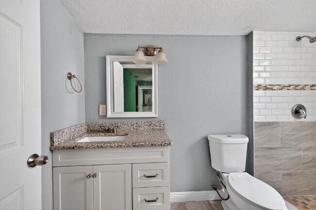 Building Photo - Location, Location, location! Large 3 Bedroom, 2 Bathroom Home for rent. This home has recently b...