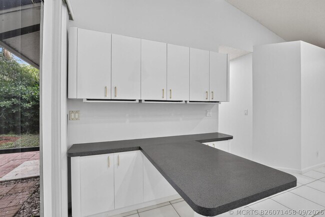 Building Photo - 924 Spoonbill Cir