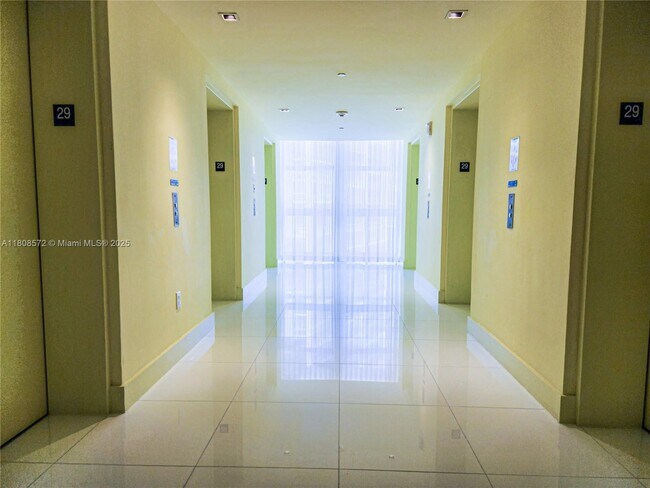 Building Photo - 495 Brickell Ave