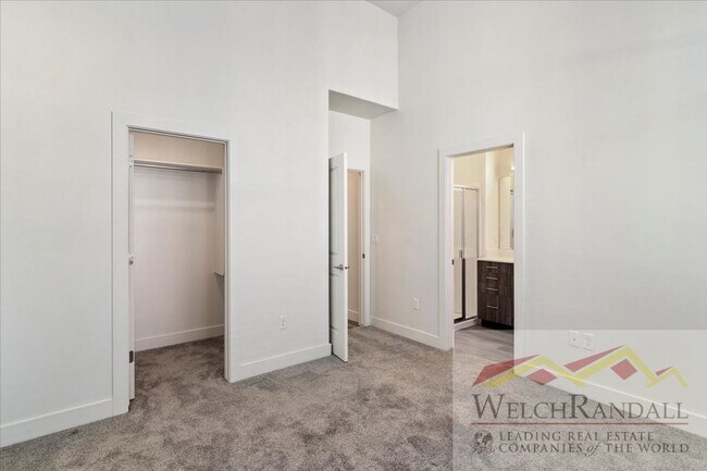 Building Photo - Beautiful 3 Bed 2.5 Bath Townhome in West ...