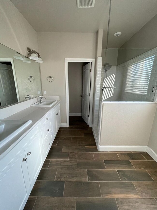 Building Photo - Modern Living Meets Clovis Charm!