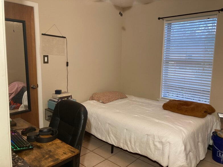 Second bedroom - 200 N Shirley Ln