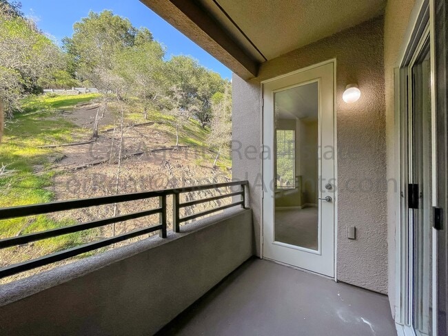 Building Photo - 260 Caldecott Ln