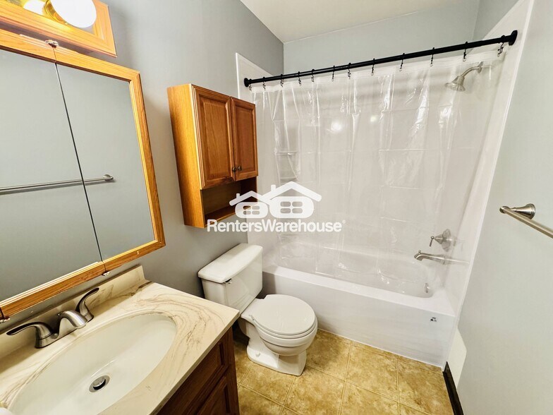 Building Photo - 5043 Shoreline Dr