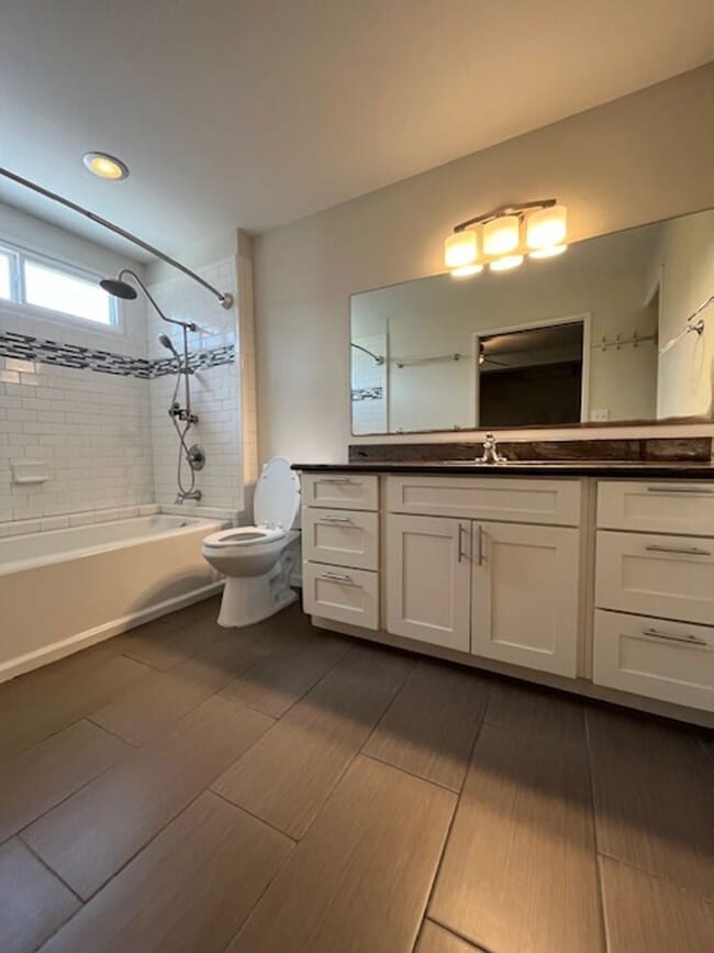 Building Photo - Available 08/16/2025! - Large 4 bedroom/2 ...