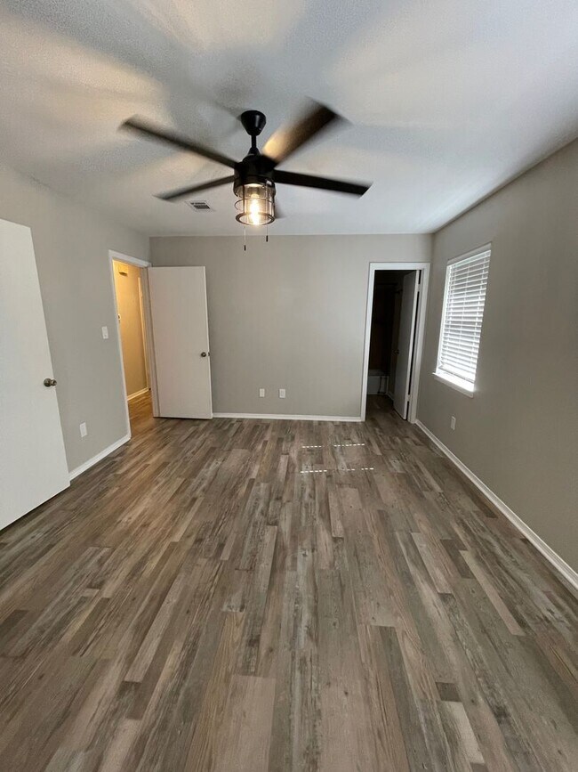 Building Photo - 4615 Gladstone Dr