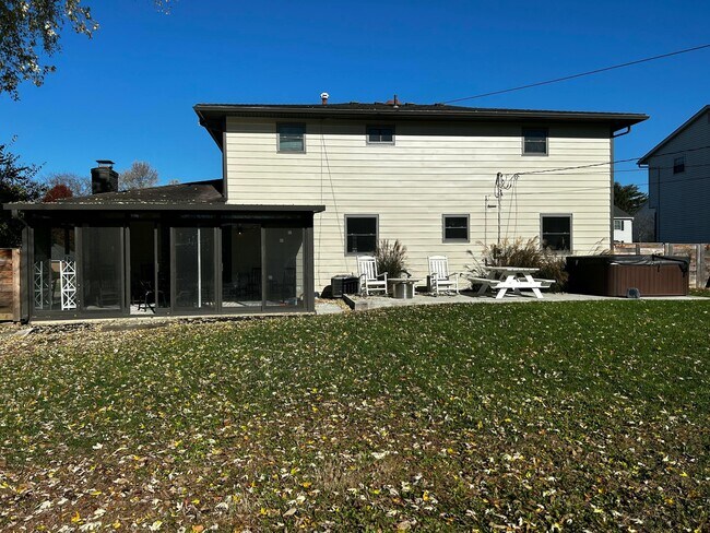 Building Photo - 487 Longfellow Ave