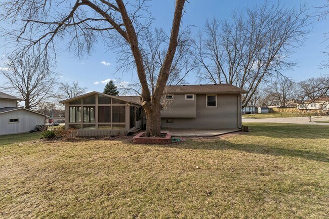 Building Photo - Sun Room!