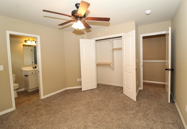 Building Photo - 656 N Longfellow Ln