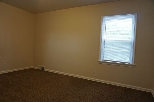 Building Photo - Upgraded 4 Bed 2 Bath Midvale Home