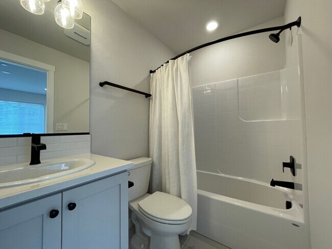 Building Photo - Beautiful, Bight & Modern 2Bd/2.5Ba Townhome in North Bethany! Two car attached garage, In unit l...