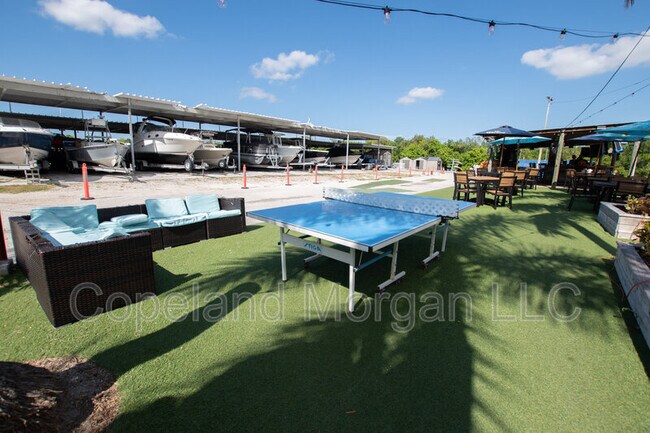 Building Photo - 1000 Cove Cay Dr